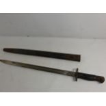 A WORLD WAR I 1907 PATTERN BAYONET AND SCABBARD, 43.5CM BLADE, STAMPED SANDERSON WITH VARIOUS