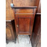 AN EDWARDIAN MAHOGANY AND INLAID SINGLE DOOR CUPBOARD ON TAPERING LEGS, 19" WIDE