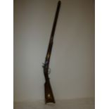 A VINTAGE NON FIRING FLINTLOCK KENTUCKY RIFLE, 86CM BARREL, FULLY STOCKED WITH BRASS MOUNTS,