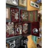A LARGE COLLECTION OF COSTUME JEWELLERY TO INCLUDE BRACELETS, NECKLACES, BANGLES, RINGS ETC
