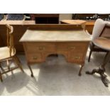 AN EDWARDIAN MAHOGANY LOWBOY ENCLOSING FOUR DRAWERS ON CABRIOLE LEGS, 41.5" WIDE