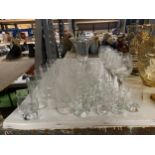 A COLLECTION OF CLEAR GLASS ITEMS TO INCLUDE WINE GLASSES, LIQUEUR GLASSES, TUMBLERS ETC