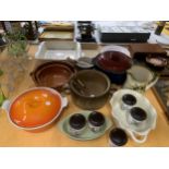 A QUANTITY OF KITCHEN COOKWARE ITEMS TO INCLUDE CASSEROLE DISHES, VILLEROY AND BOCH CONDIMENT SET,