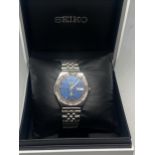 A VINTAGE STYLE SEIKO 5 AUTOMATIC WRISTWATCH WITH BLUE STRIPED DIAL, GOLD TONED HANDS AND MARKERS,