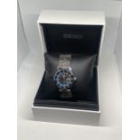 A SEIKO 5 AUTOMATIC WRISTWATCH IN A PRESENTATION BOX SEEN WORKING BUT NO WARRANTY GIVEN