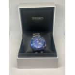 A SEIKO 5 SPORTS AUTOMATIC WRIST WATCH WITH BLUE DIAL AND MATCHING BLUE UNI - DIRECTIONAL ROTATING