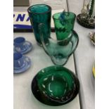 A COLLECTION OF EMERALD GREEN ART GLASS TO INCLUDE A VINTAGE MURANO SOMMERSO ASHTRAY, BAYEL FRANCE
