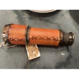 A BRASS AND LEATHER SMALL TELESCOPE, 13.5CM LENGTH