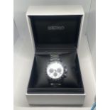 A SEIKO PROSPEX SOLAR CHRONOGRAPH WRISTWATCH WITH PANDA WHOTE DIAL AND STAINLESS STEEL STRAP IN A