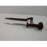 A 20TH CENTURY POIGNARD DAGGER AND SCABBARD, 23CM BLADE, WOODEN GRIP WITH BRASS DECORATION, LENGTH