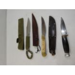 A COLLECTION OF THREE HUNTING KNIVES AND SCABBARDS, BLADES FROM 7.5CM TO 11CM