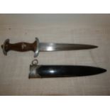 A VINTAGE GERMAN SA DAGGER AND SCABBARD, 22CM BLADE, LENGTH 37CM, GRIP WITH EAGLE AND SWASTIKA