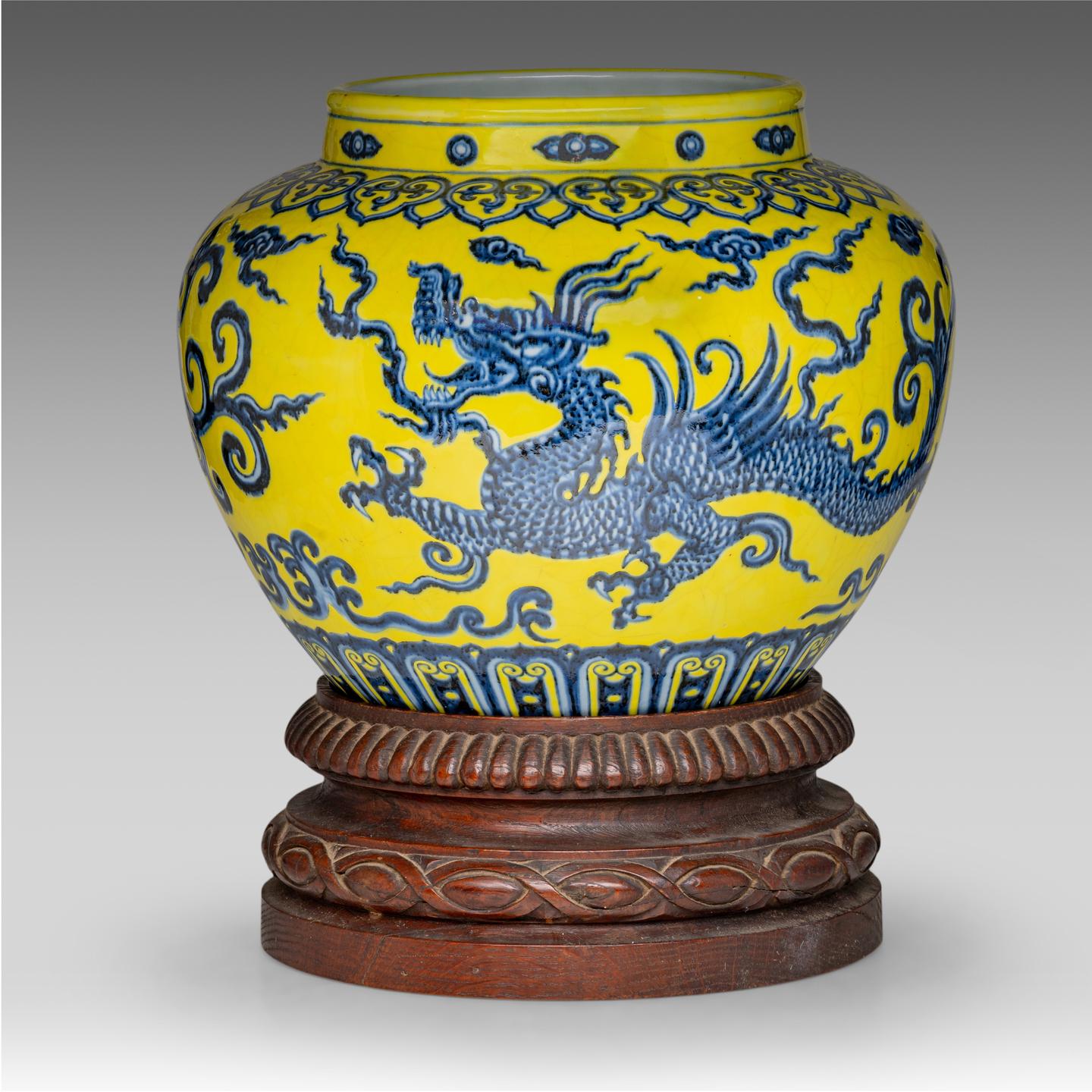 A Chinese Ming style blue and white and yellow glazed 'Dragon' jar, H 23,5 - dia 28 cm - Image 2 of 7