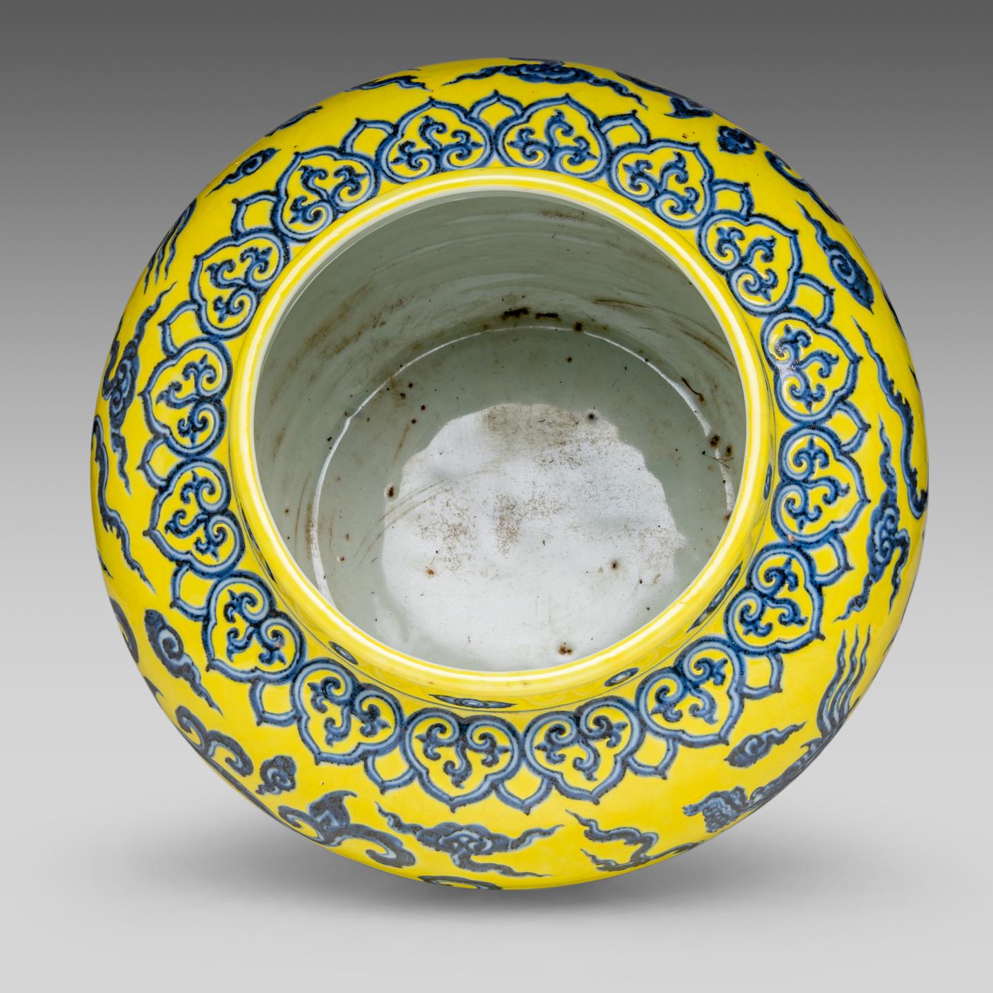 A Chinese Ming style blue and white and yellow glazed 'Dragon' jar, H 23,5 - dia 28 cm - Image 6 of 7