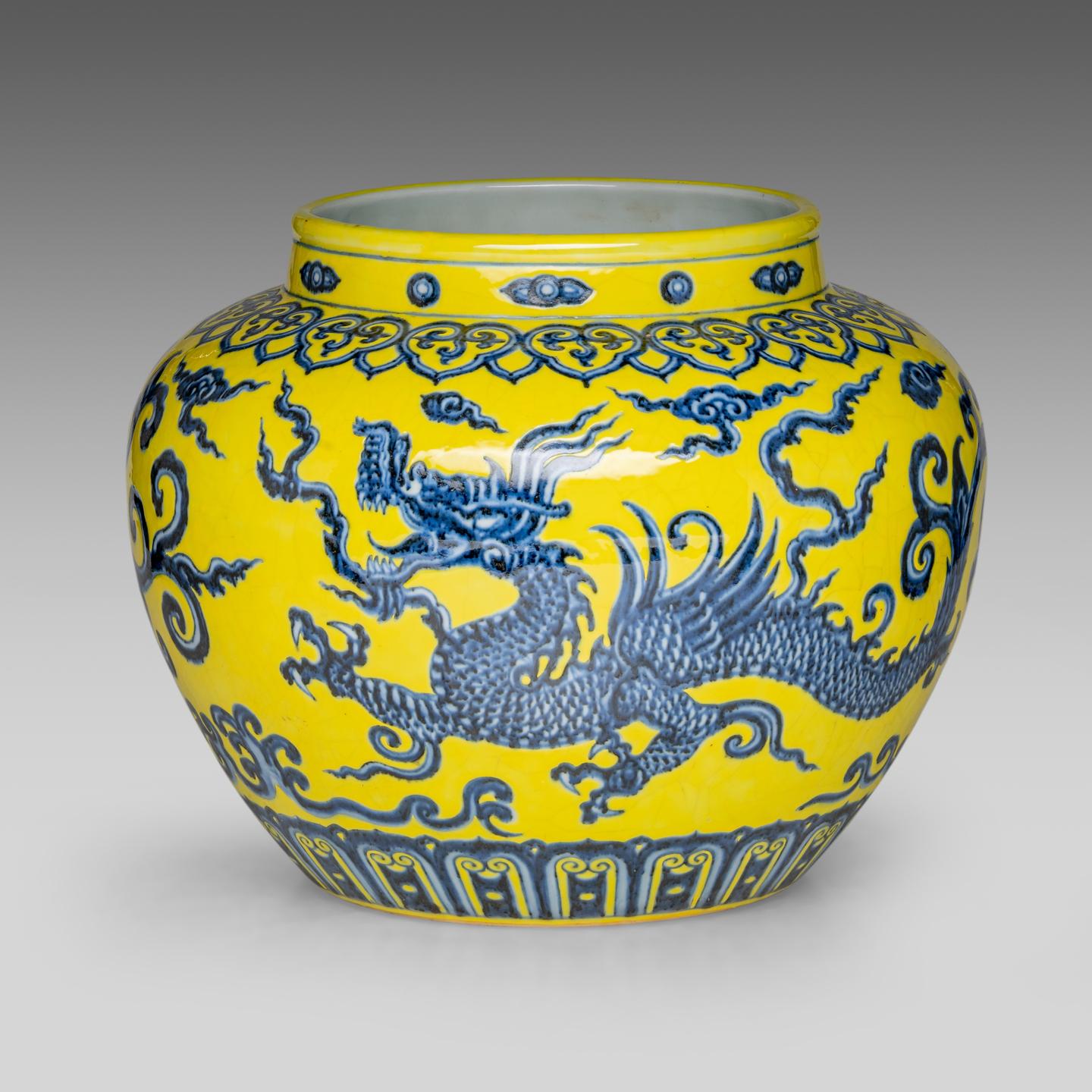 A Chinese Ming style blue and white and yellow glazed 'Dragon' jar, H 23,5 - dia 28 cm