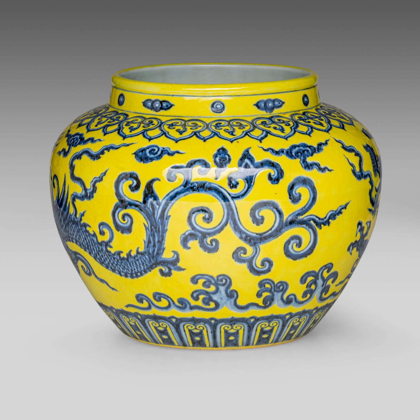 A Chinese Ming style blue and white and yellow glazed 'Dragon' jar, H 23,5 - dia 28 cm - Image 3 of 7