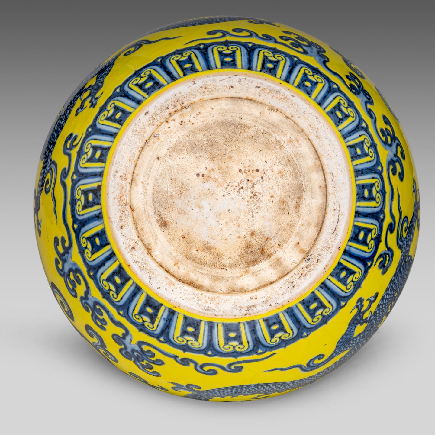 A Chinese Ming style blue and white and yellow glazed 'Dragon' jar, H 23,5 - dia 28 cm - Image 7 of 7