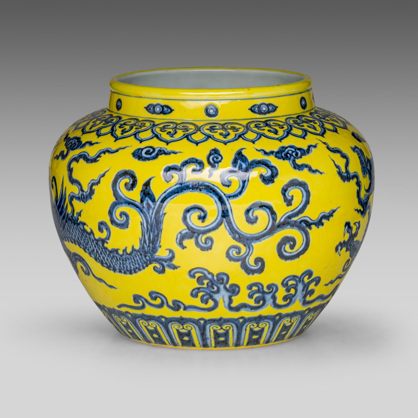 A Chinese Ming style blue and white and yellow glazed 'Dragon' jar, H 23,5 - dia 28 cm - Image 5 of 7