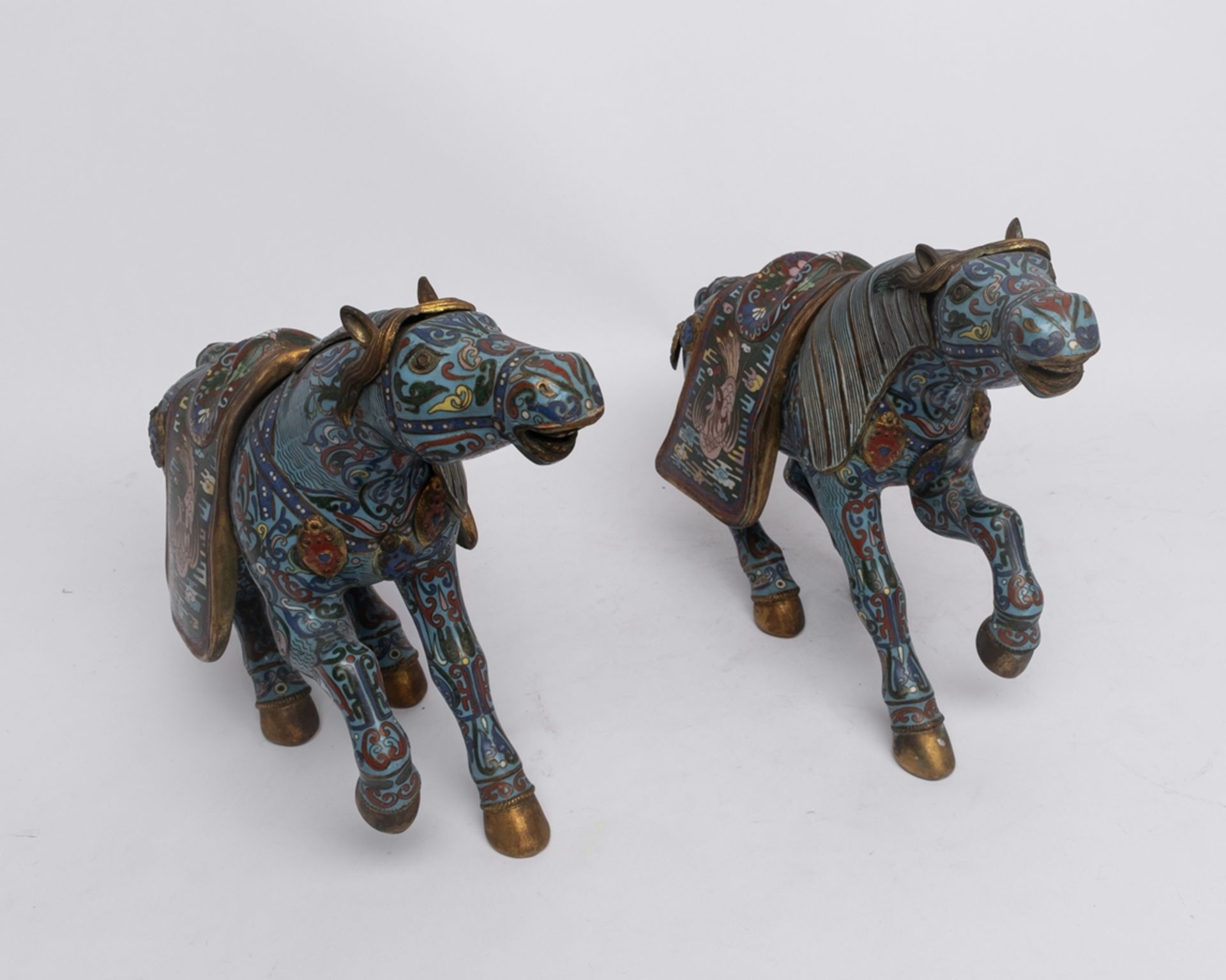 Paar Figuren, "Pferde", China, 20. Jh., Cloisonné, polychrom, Satteldecken abnehmbar, ca. 28 cm hoc