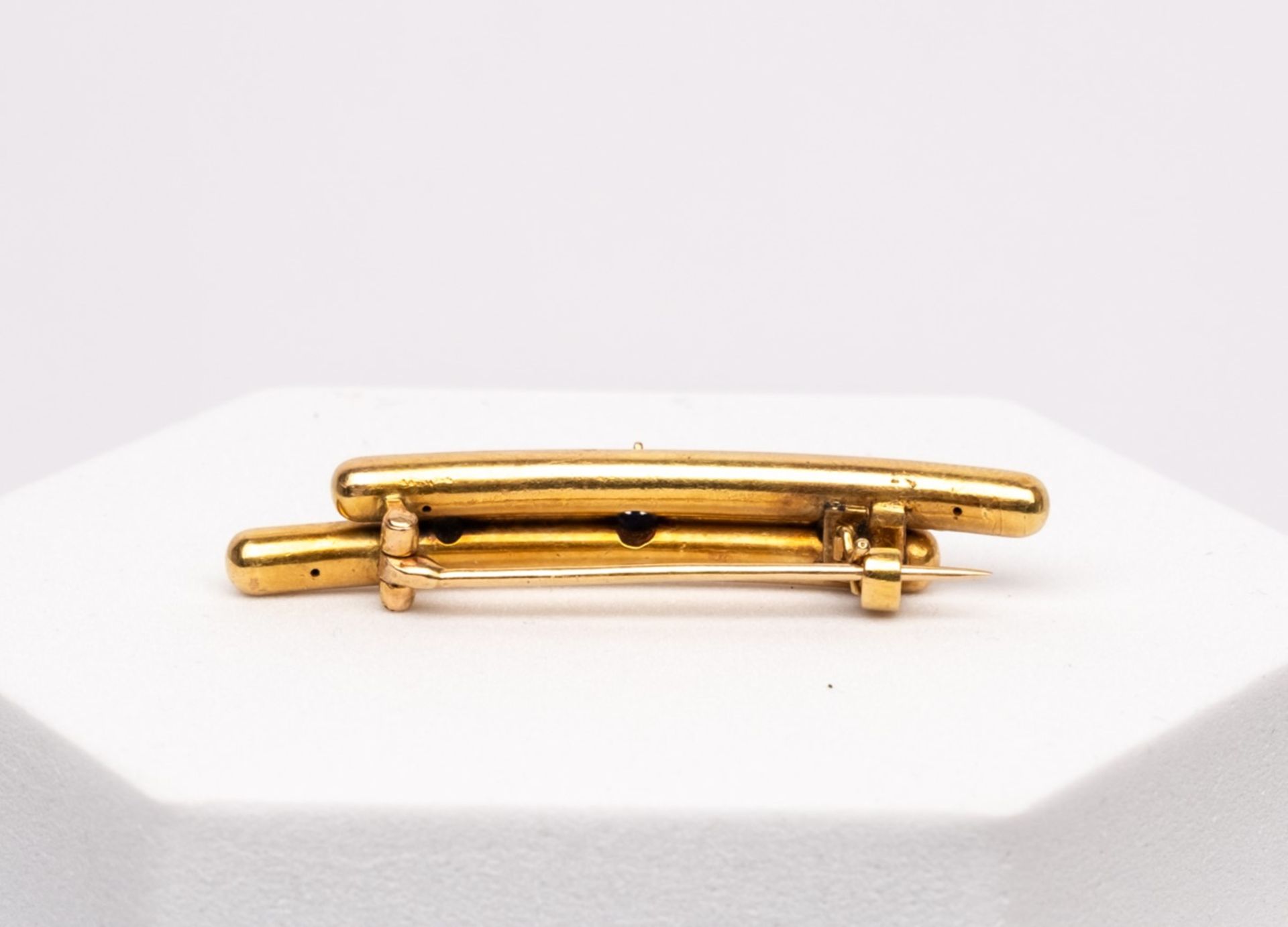 Brosche, wohl 14kt Gelbgold, 2 Altschliffdiamanten, 0,16 ct. 1 Saphir, ca. 5.0 g, ca. 50 mm lang - Bild 2 aus 2