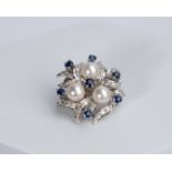 Brosche, 14kt Weißgold, 7 Saphire, Diamanten, 3 Perlen je ø ca. 6 mm, ca. 6.8 g, ø ca. 2.5 cm