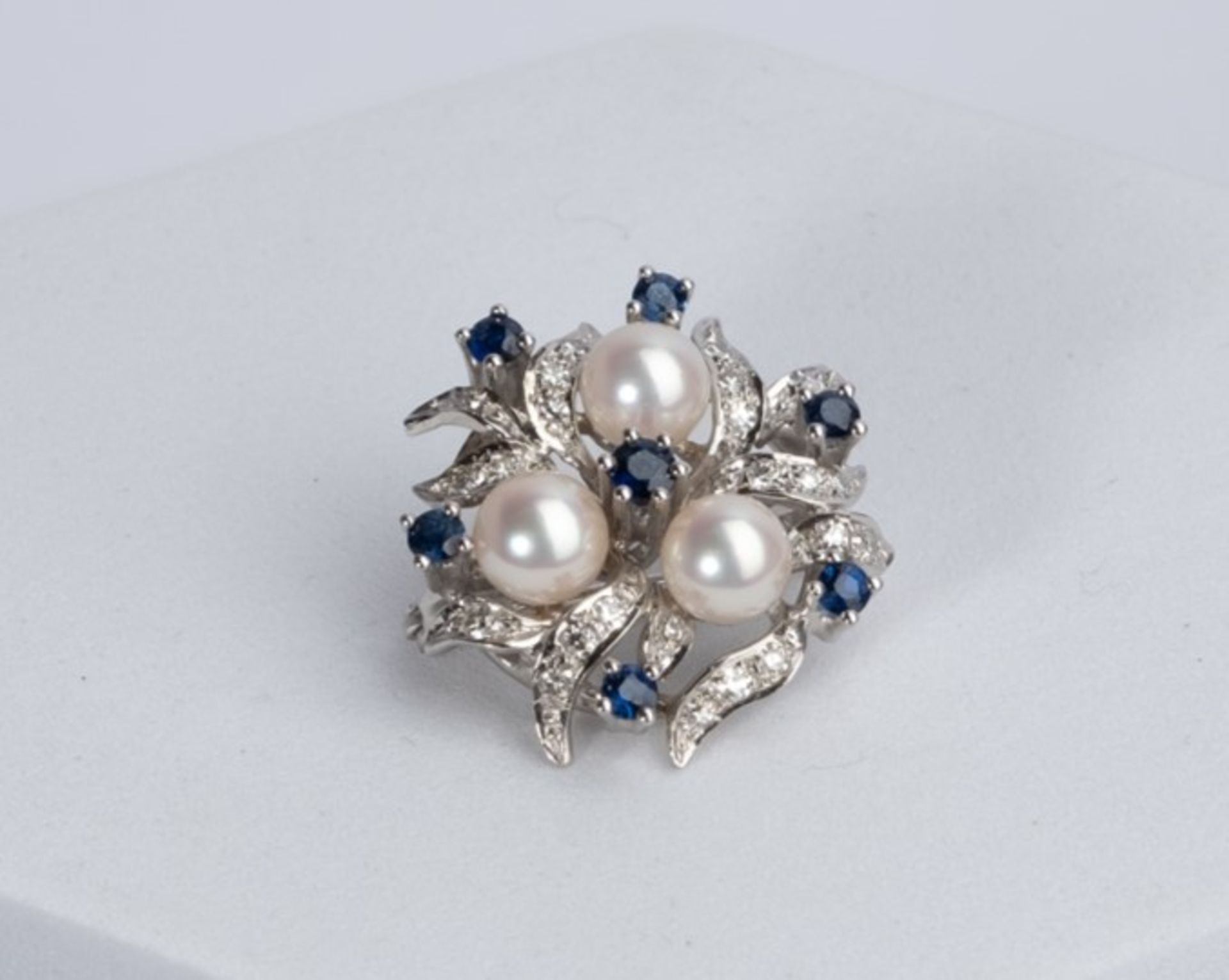 Brosche, 14kt Weißgold, 7 Saphire, Diamanten, 3 Perlen je ø ca. 6 mm, ca. 6.8 g, ø ca. 2.5 cm