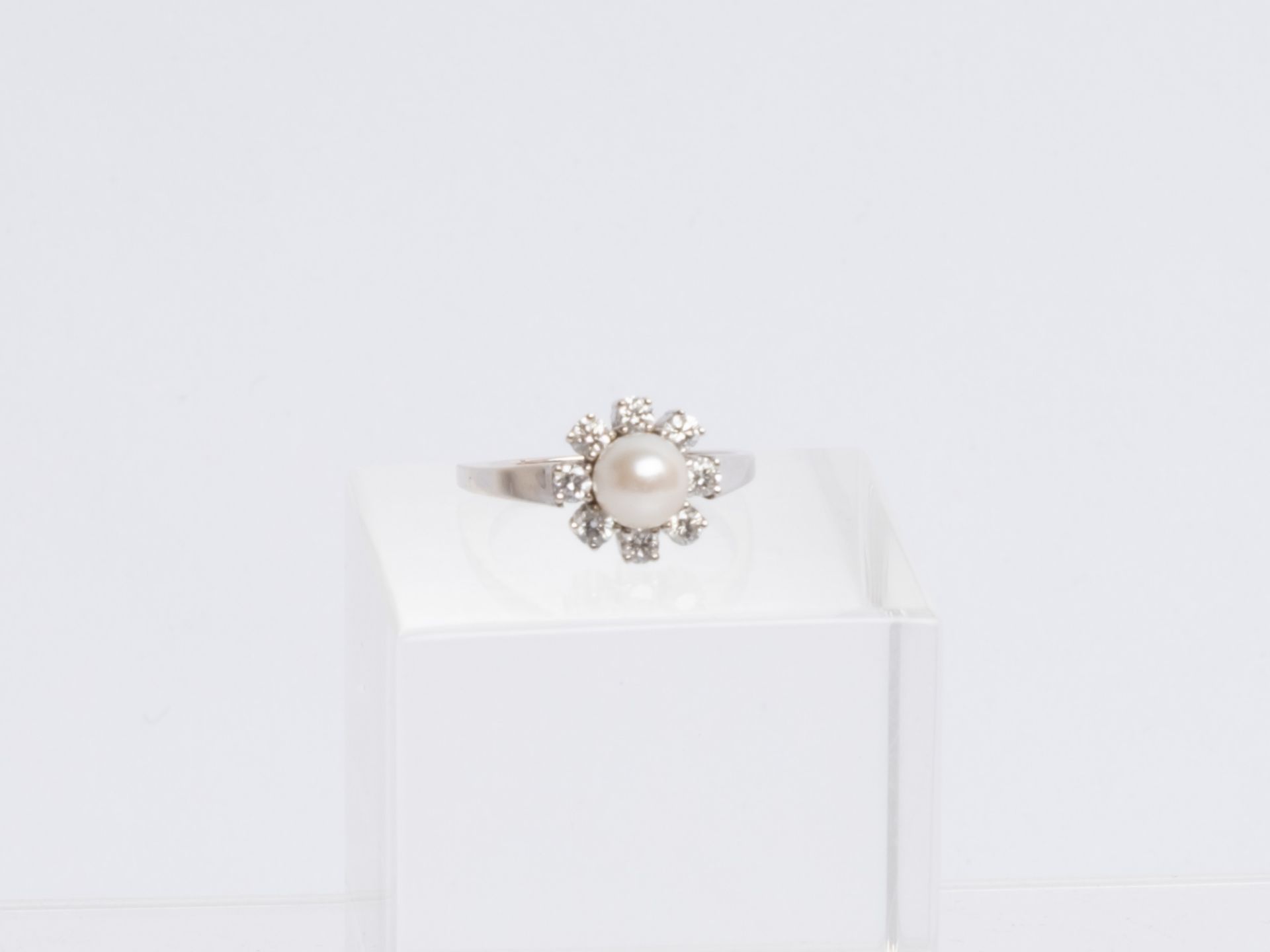 Ring, 14kt Weißgold, 8 kleine Brillanten zus. ca. 0.80 ct., etwa tw-si, 1 Akoya-Zuchtperle ø ca. 7.