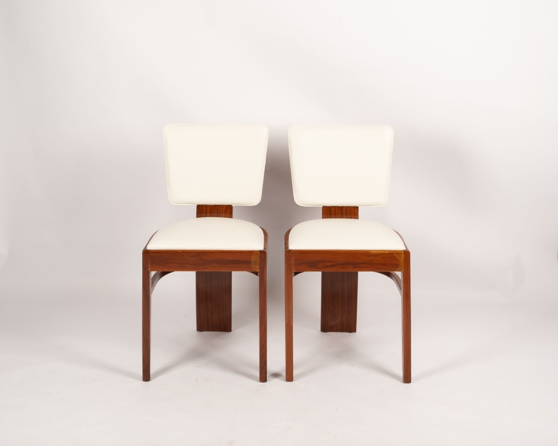 Paar Stühle, Art Déco, Nussbaum, weiße (Kunst-)Lederbezüge, H. 83.5 cm, Lackpolitur - Bild 2 aus 5