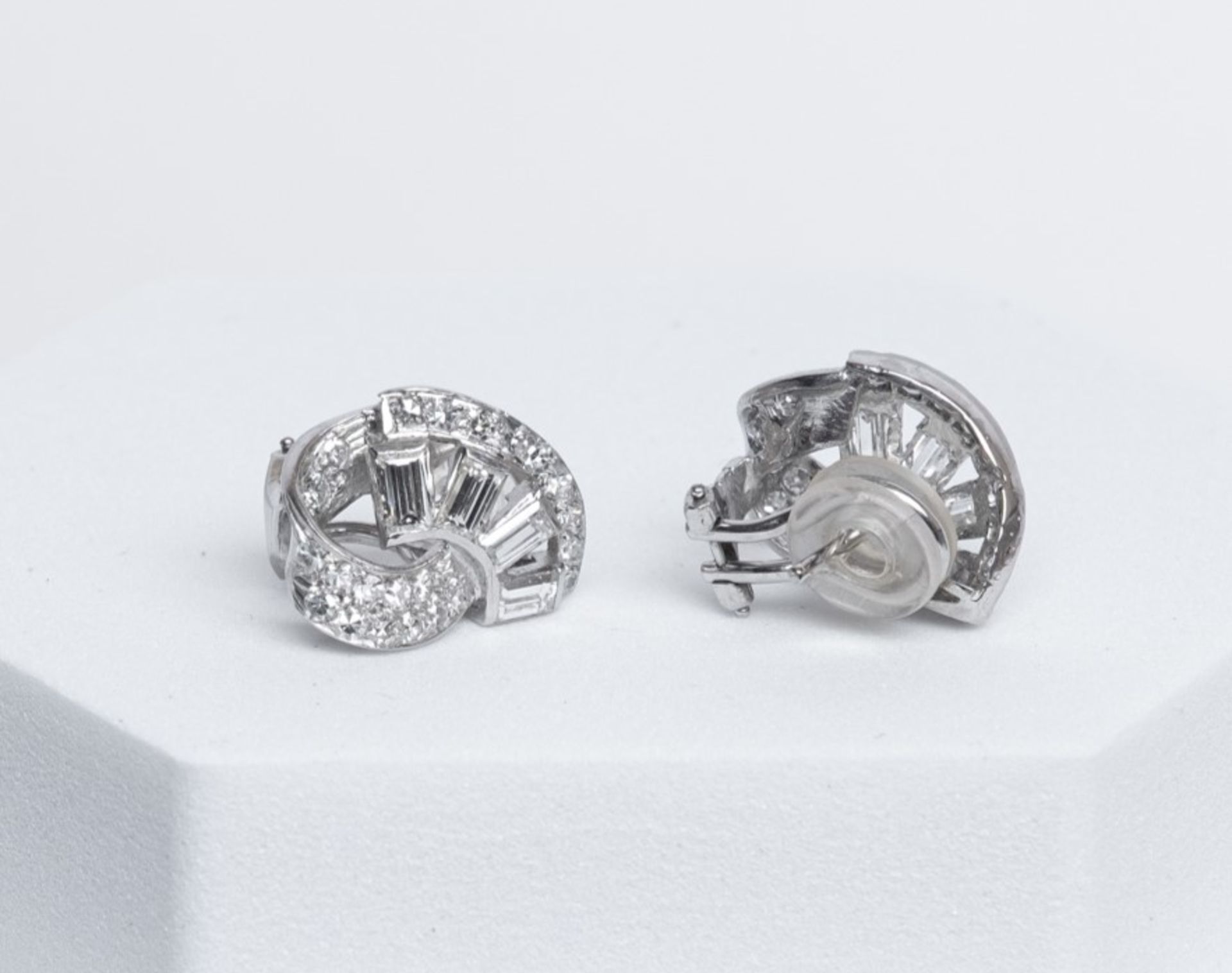 Paar Ohrstecker, 18kt Weißgold, 8 Diamantbaguettes zus. ca. 1.20 ct., 46 Diamanten zus. ca. 0.80 ct - Bild 2 aus 3