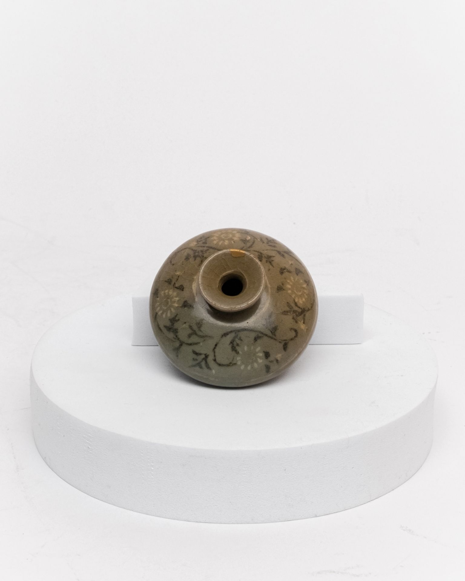 Ölfläschchen, Korea, Goryeo-Zeit, 12./13. Jh., Seladon, gedrückt bauchige Form mit kurzem Hals, auf - Bild 2 aus 3