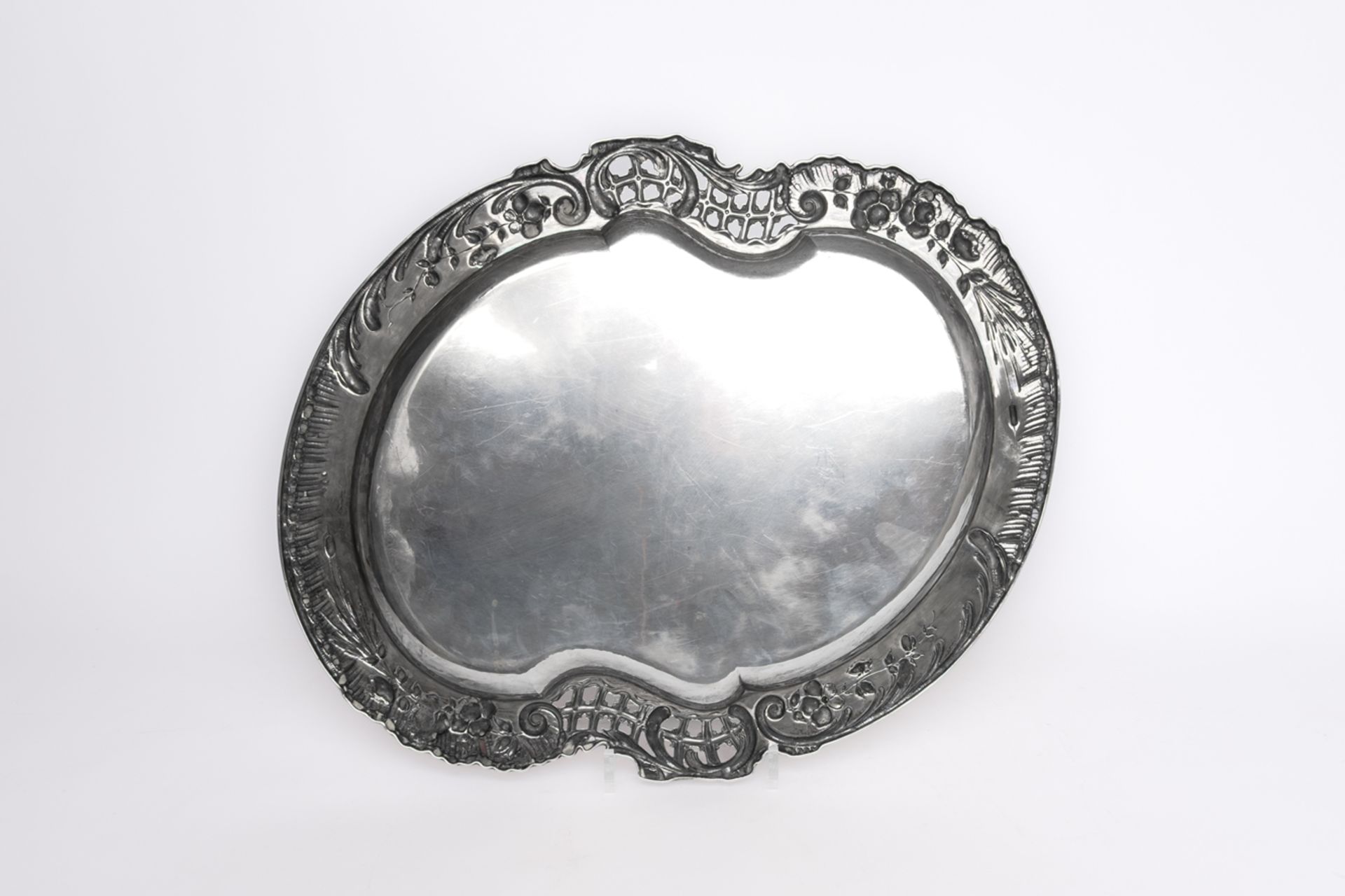 Tablett, Silber 800, Wien, 1886-1922, Eduard Friedmann, bewegte Form im Rokokodekor, Fahne mit Blüt - Bild 2 aus 3