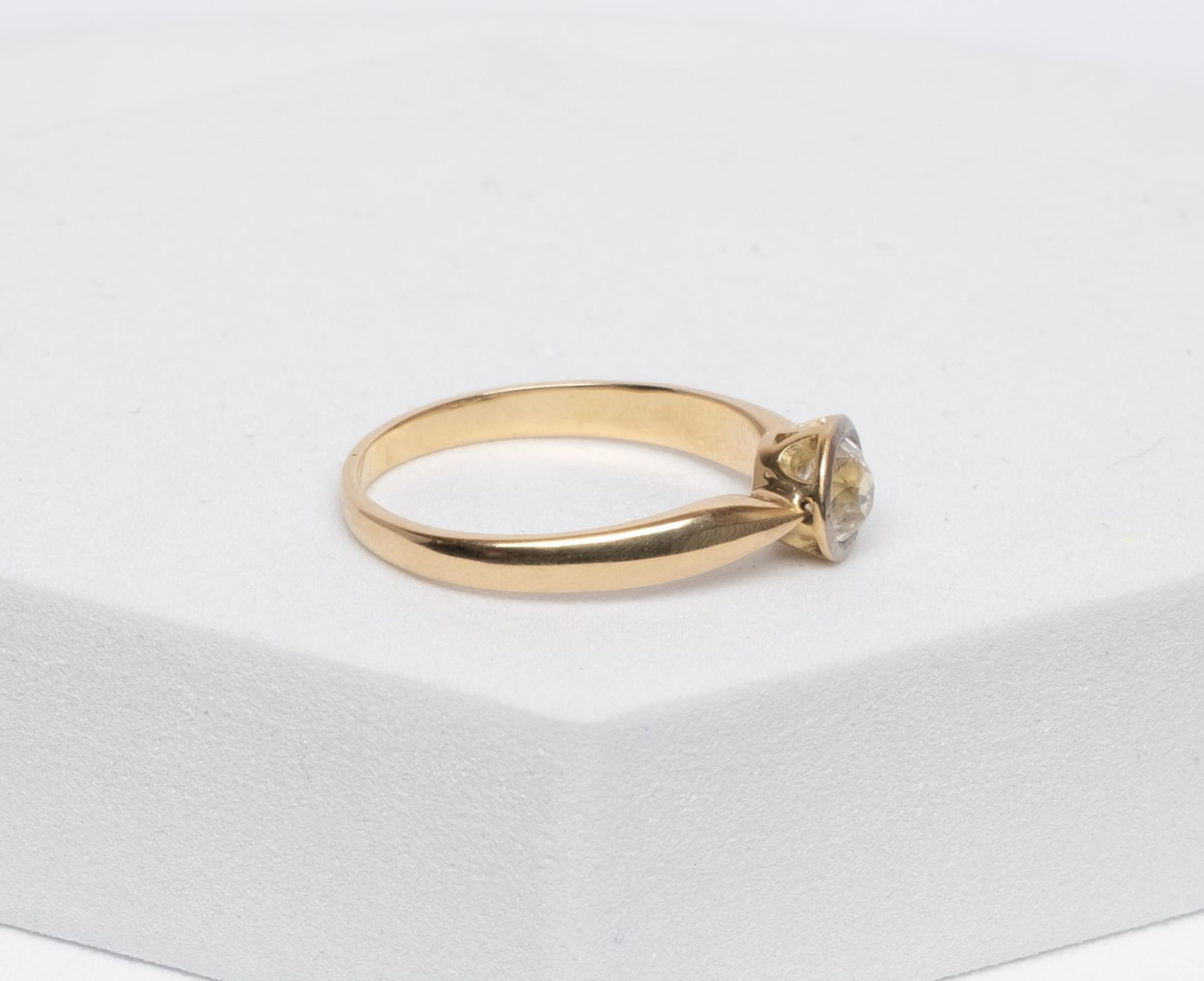 Solitär-Ring, 14kt Gelbgold, 1 Altschliffdiamant ca. 0.60 ct., ca. 4.1 g, RM 62.5 - Bild 2 aus 3