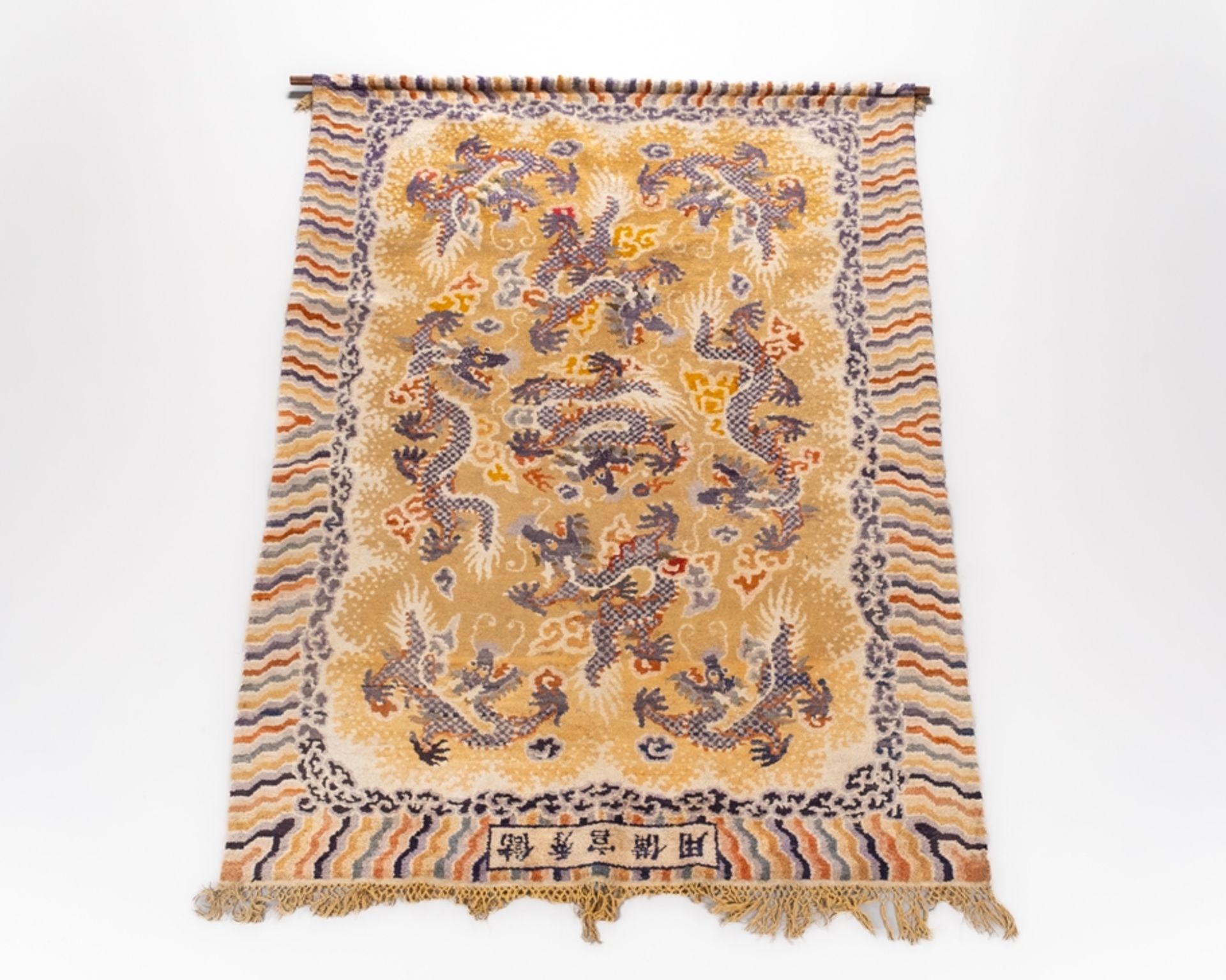 Palast-Drachenteppich, China, Provinz Ningxia, um 1900, Wolle und Seide auf Baumwolle, beigegrundig