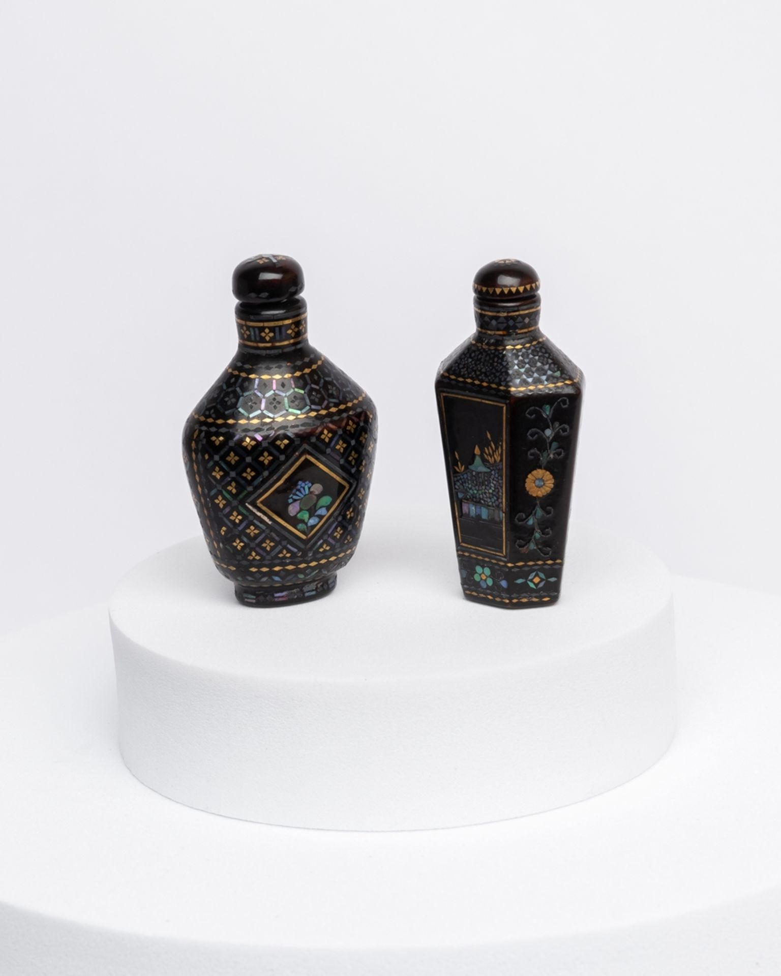 2 Snuff Bottles, China, 20. Jh., Burgauté Lack, verschiedene Formen und Dekore, u.a. Blumen, passen - Bild 2 aus 2
