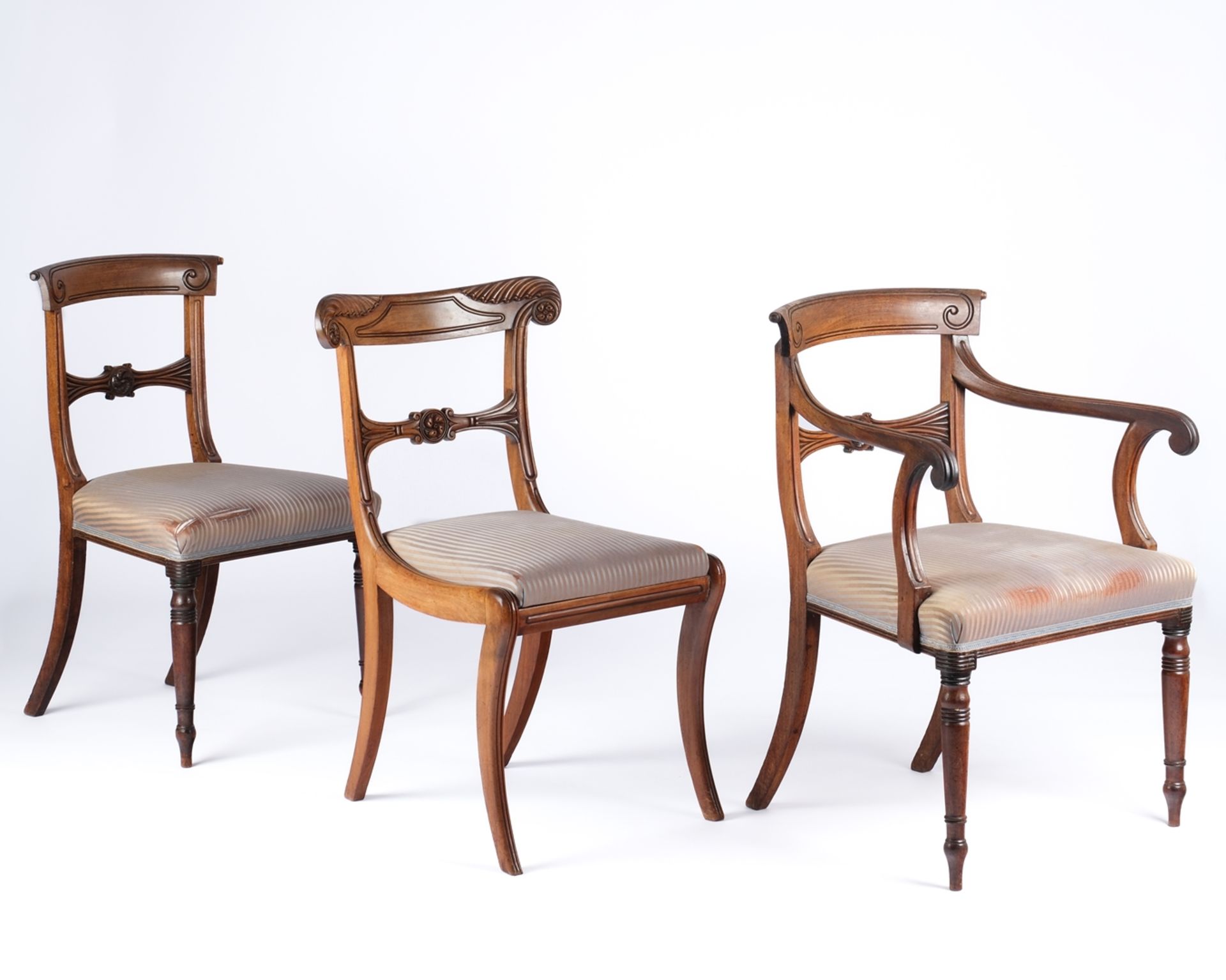 Vier Stühle und ein Armlehnstuhl, William IV, England, um 1830, wohl Teakholz, vorne mit Baluster-  - Bild 3 aus 4