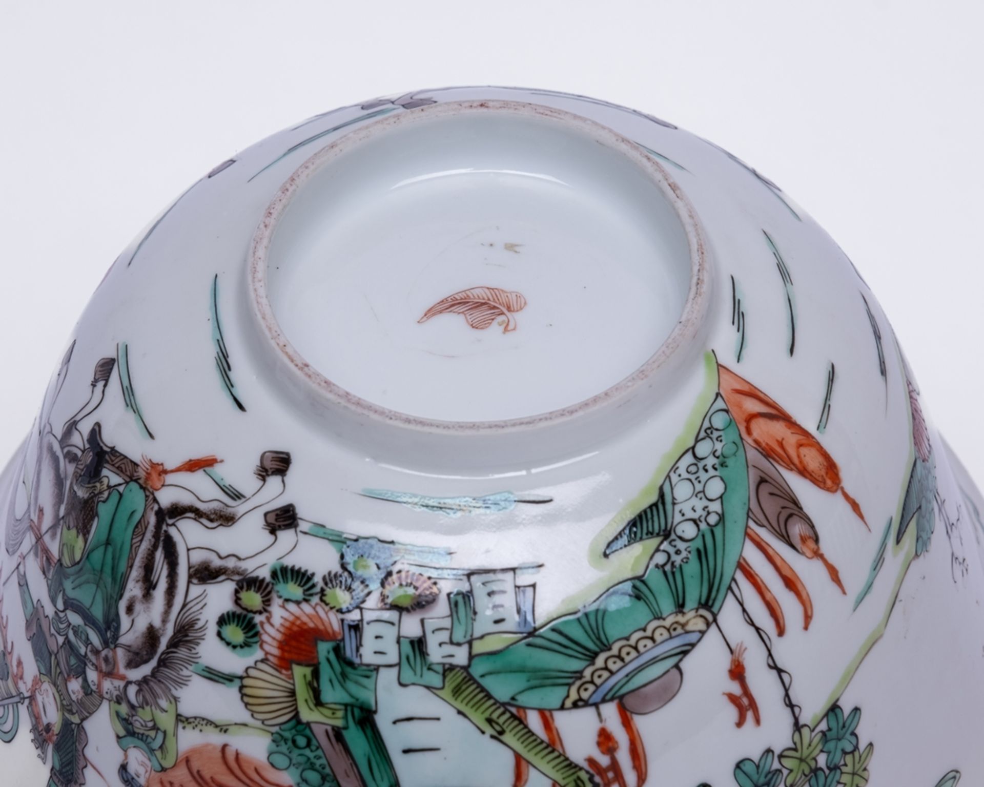 Schale, China, 19. Jh., Porzellan, famille verte, Wandung außen umlaufend mit Kriegern zu Pferde in - Bild 6 aus 7