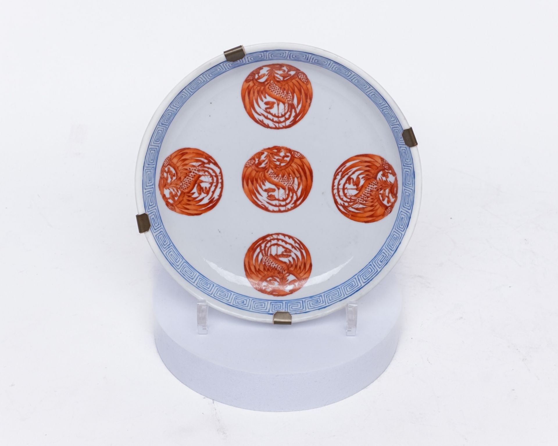 Teller, China, 19. Jh., Porzellan, mit einem Phönix gefüllte Kreise in Eisenrot auf weißem Grund, F
