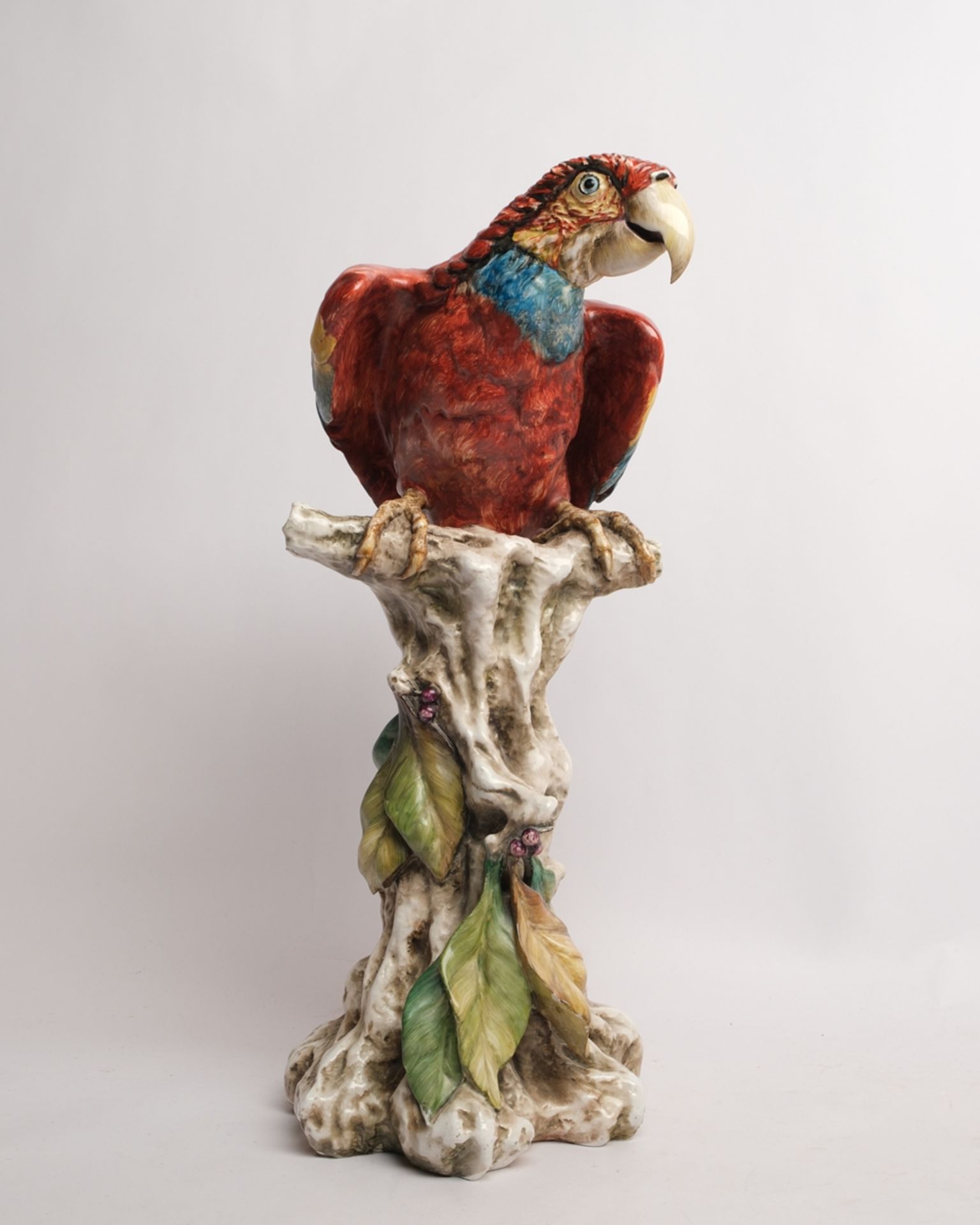 Porzellanfigur, "Ara", Italien, 20. Jh., polychrom, Papagei auf Baumstamm, bezeichnet, Modellentwur
