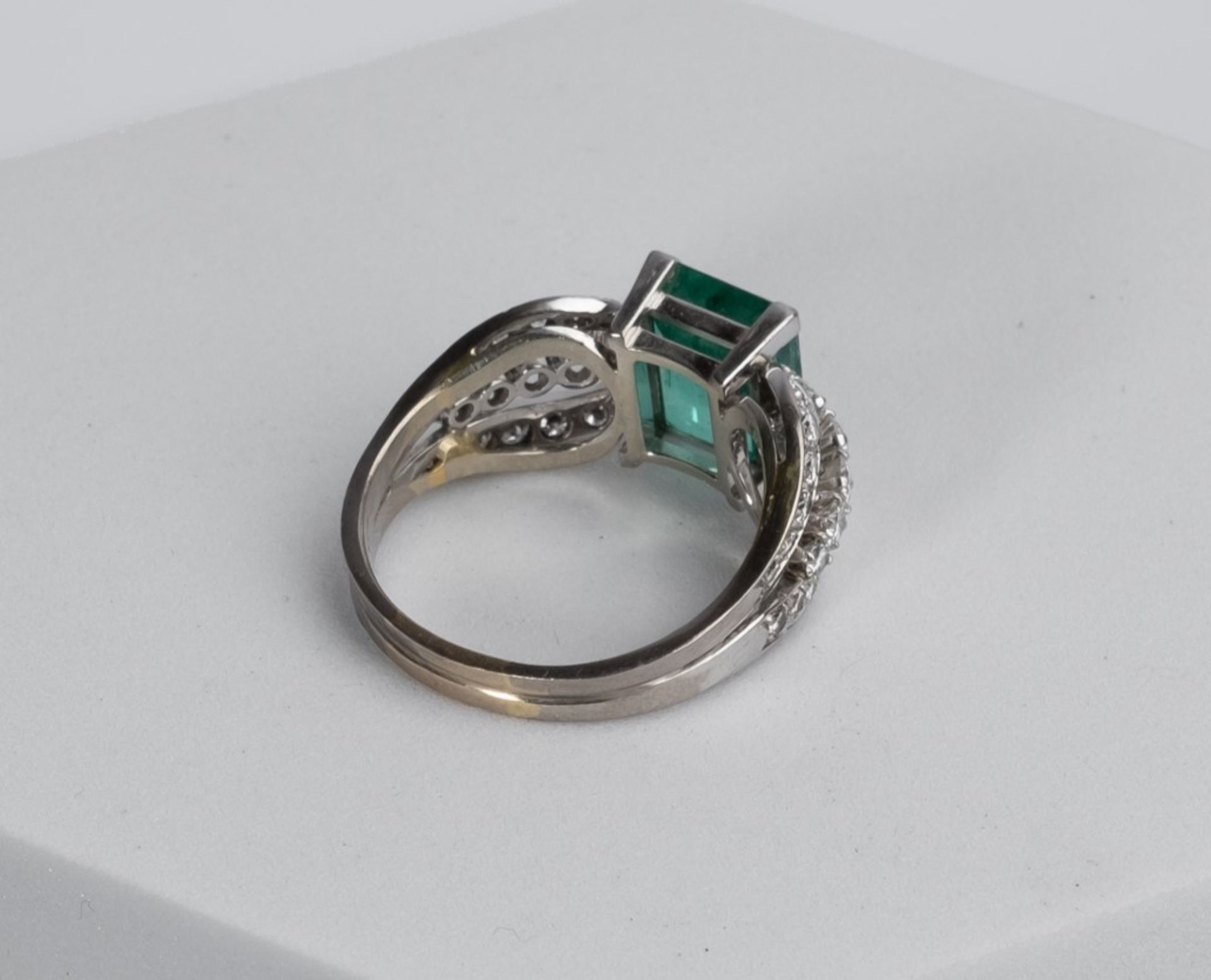 Ring, 18kt Weißgold, Smaragd ca. 2.60 ct., Brillanten zus. ca. 1.00 ct., ca. 6.4 g RM 58 - Bild 2 aus 2