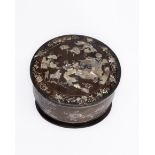 Speisebehälter, Vietnam, Ende 19. Jh., Holz, Perlmuttintarsien mit figuraler Landschaft, Blüten und