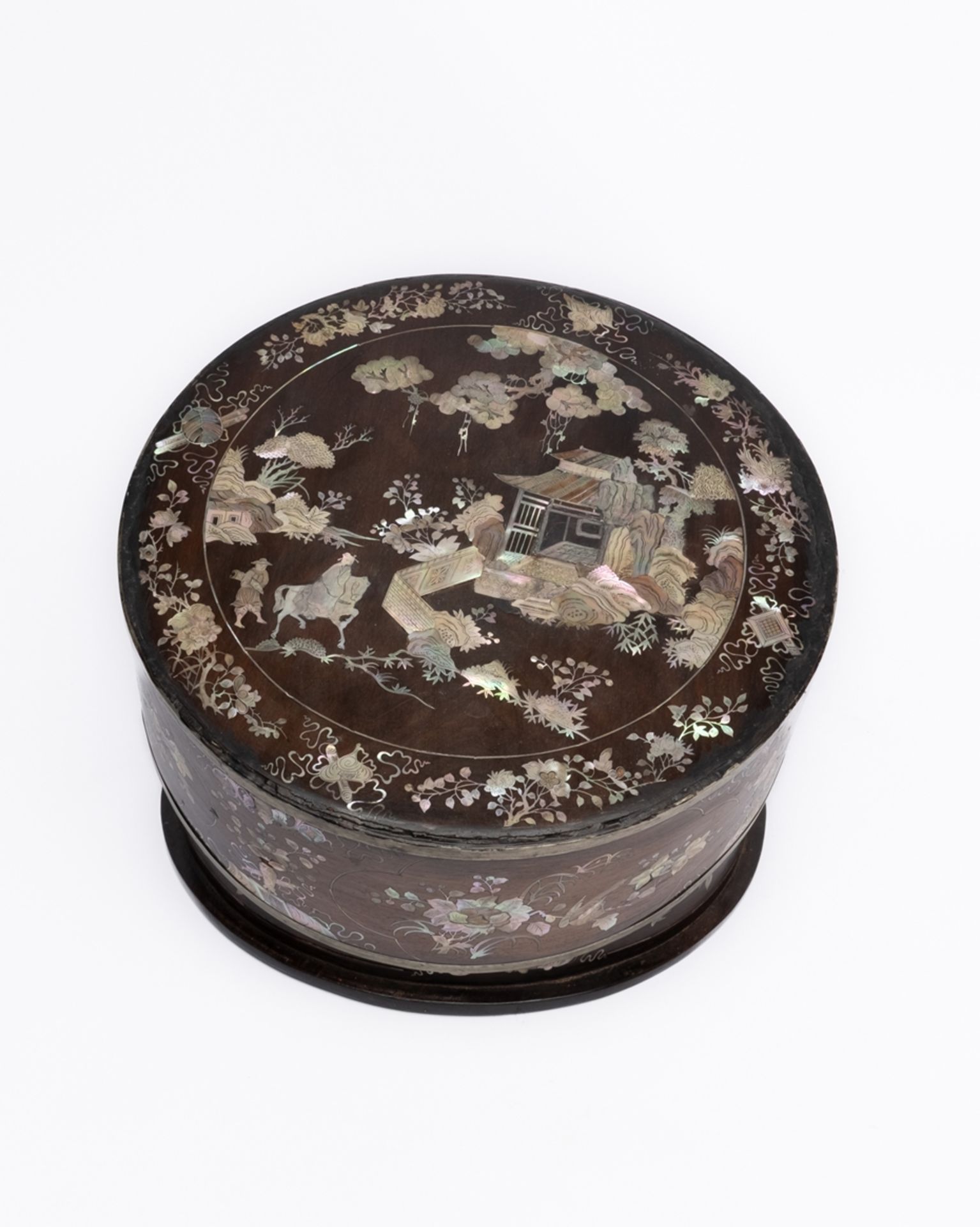 Speisebehälter, Vietnam, Ende 19. Jh., Holz, Perlmuttintarsien mit figuraler Landschaft, Blüten und