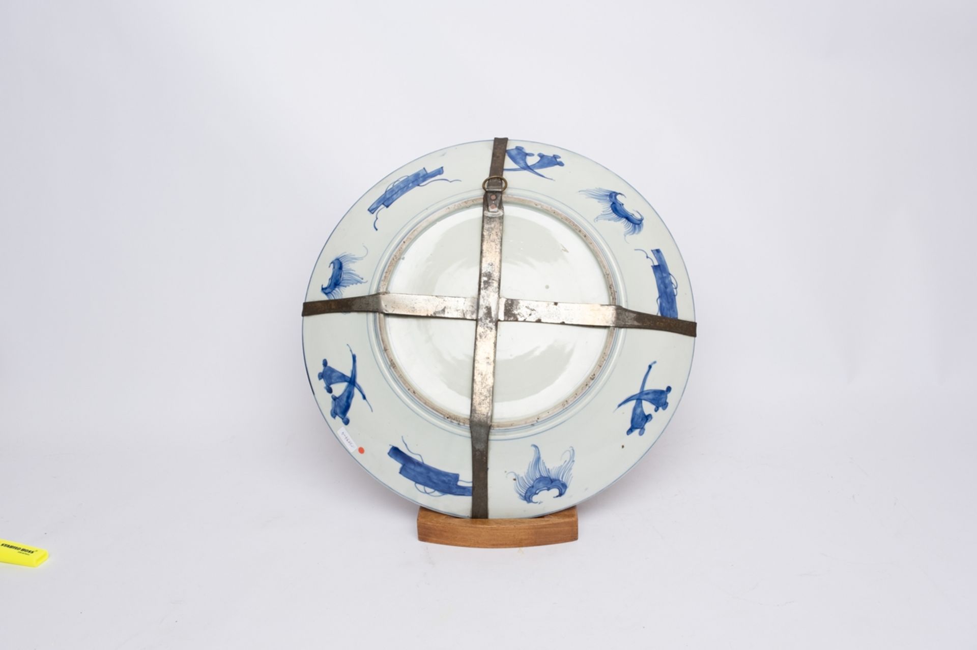 Große Platte, Japan, spätes 19. Jh., Imari-Dekor, Spiegel mit einem Blütenmotiv, umlaufende Reserve - Bild 2 aus 2