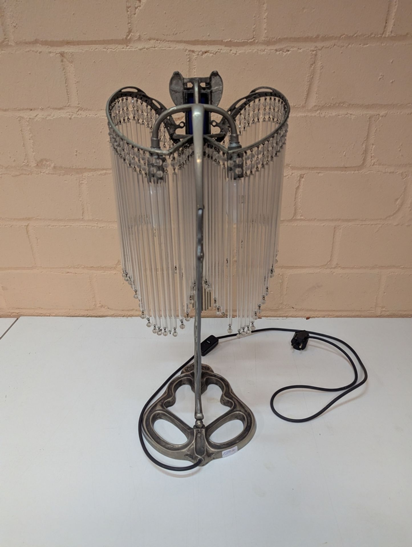 Tischlampe, im Jugendstil, 20. Jh., Metall, vernickelt, reicher Behang mit farblosen Glasstäben, Gl - Bild 3 aus 3