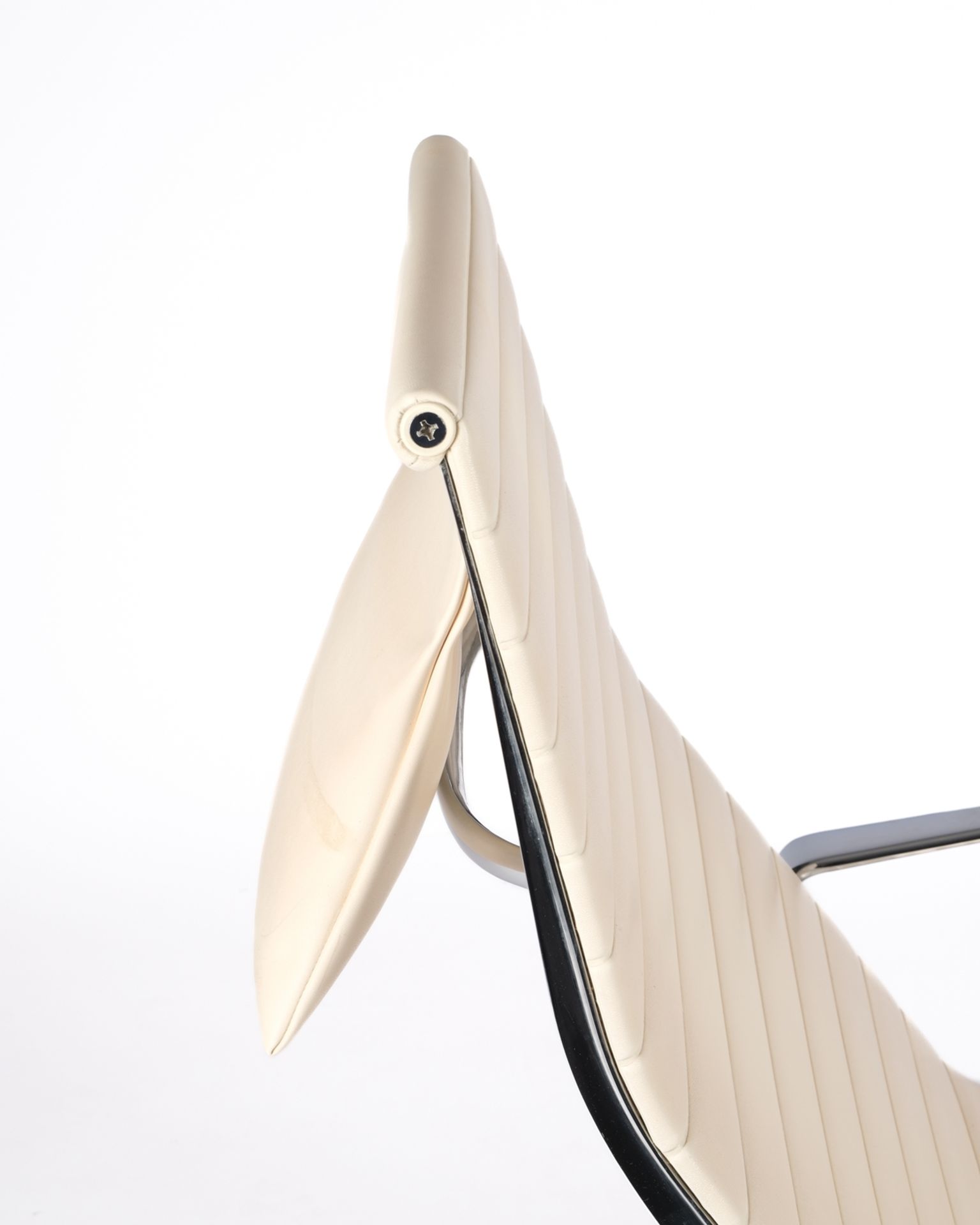 Aluminium Chair Eames EA124, Entwurf Charles und Ray Eames, Signet Herman Miller, drehbarer Korpus  - Bild 4 aus 6