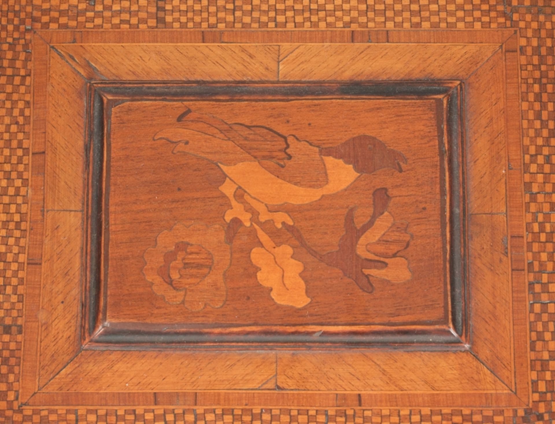 Barocke Schreibschatulle, wohl 18. Jh., Nussbaum u.a. furniert und marketiert, rechteckiger Korpus  - Bild 2 aus 5