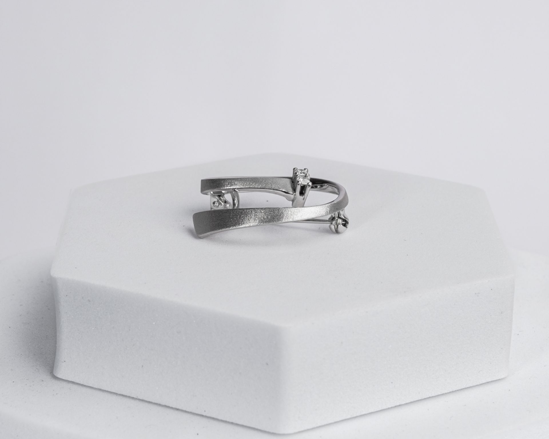 Brosche, 14kt Weißgold, 2 Brillanten, ca. 0.10 ct., ca. 5.7 g