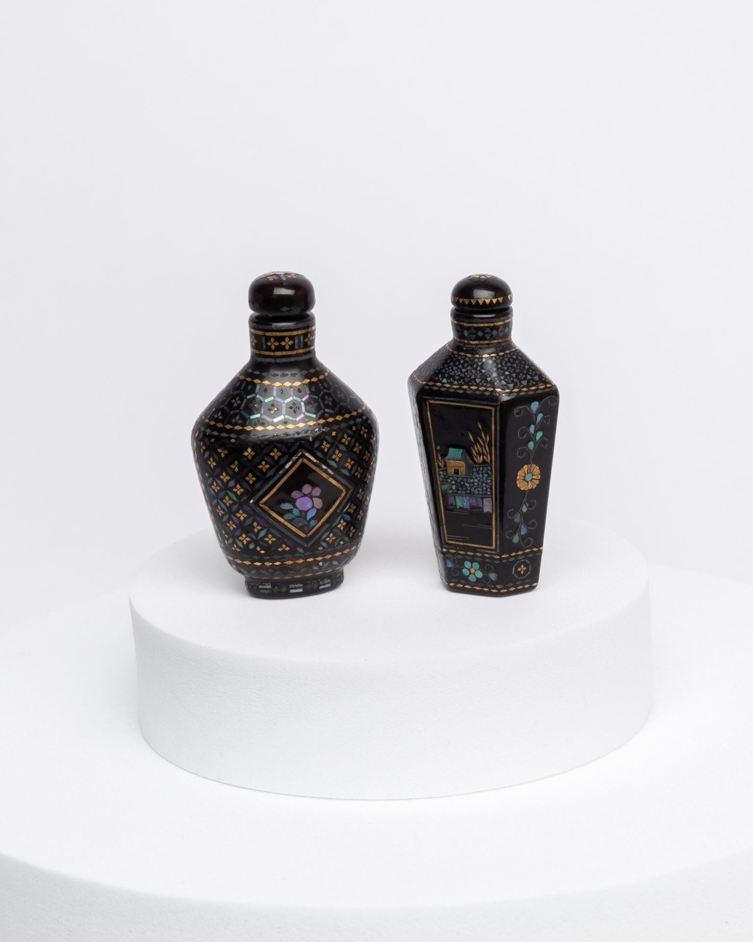 2 Snuff Bottles, China, 20. Jh., Burgauté Lack, verschiedene Formen und Dekore, u.a. Blumen, passen