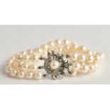 Dreireihiges Akoya-Perlarmband, Schließe 14kt Weißgold, 15 Brillanten zzgl. 1 Akoya-Perle, ø Perlen