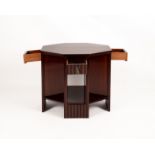 Oktogonales Tischchen, Art Déco, Mahagoni, vier Zargenschübe, Messingbeschläge, 63 x 70 x 55 cm