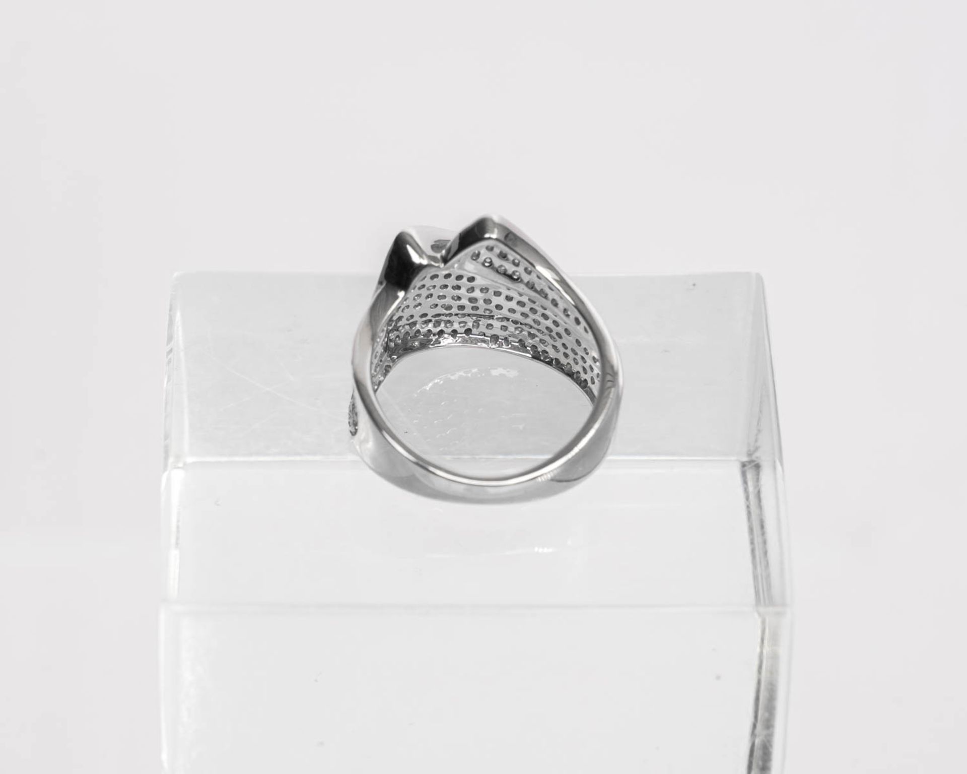 Ring, 18kt Weißgold, Brillanten zus. ca. 1.16 ct., etwa tw/si, ca. 7.7 g, RM 53 - Bild 3 aus 3